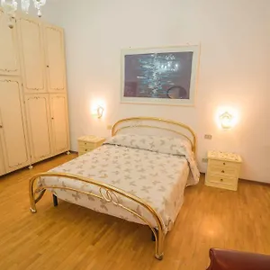 ca-simonne.hotelinveneto.com/